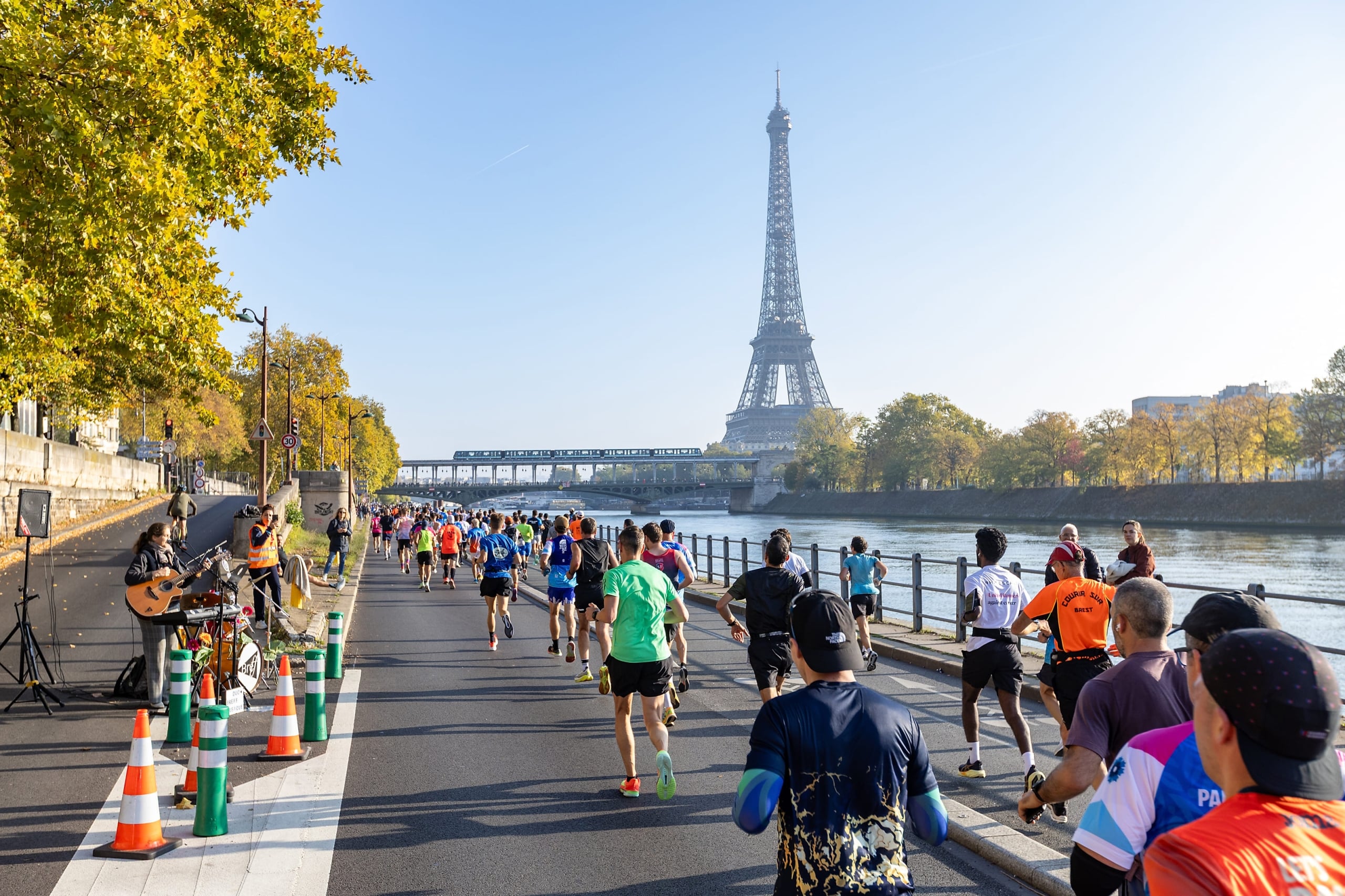 Les coureurs adorent débattre de la dernière chaussure à plaque carbone ou de la montre GPS la plus performante du marché. Mais il y a un sujet qu’ils abordent encore trop peu : la nutrition. Et pourtant, sur marathon, elle est aussi importante, voire plus, que le matériel. Un marathon, c’est 42,195 km. Pour le commun des mortels, ça représente plus de 4 heures d’effort continu. Et sans apport glucidique extérieur, le fameux mur vers le 30e km ne sera plus une légende... mais bien une réalité. Pour éviter le mur, il suffit juste de s’alimenter mieux ? La science est claire et unanime sur le sujet : un marathon se court avec des réserves énergétiques bien remplies. La nutrition est donc le carburant indispensable pour les coureurs et devient alors une variable aussi déterminante que l’entraînement ou les chaussures. Marathons.com vous explique tout en détail.