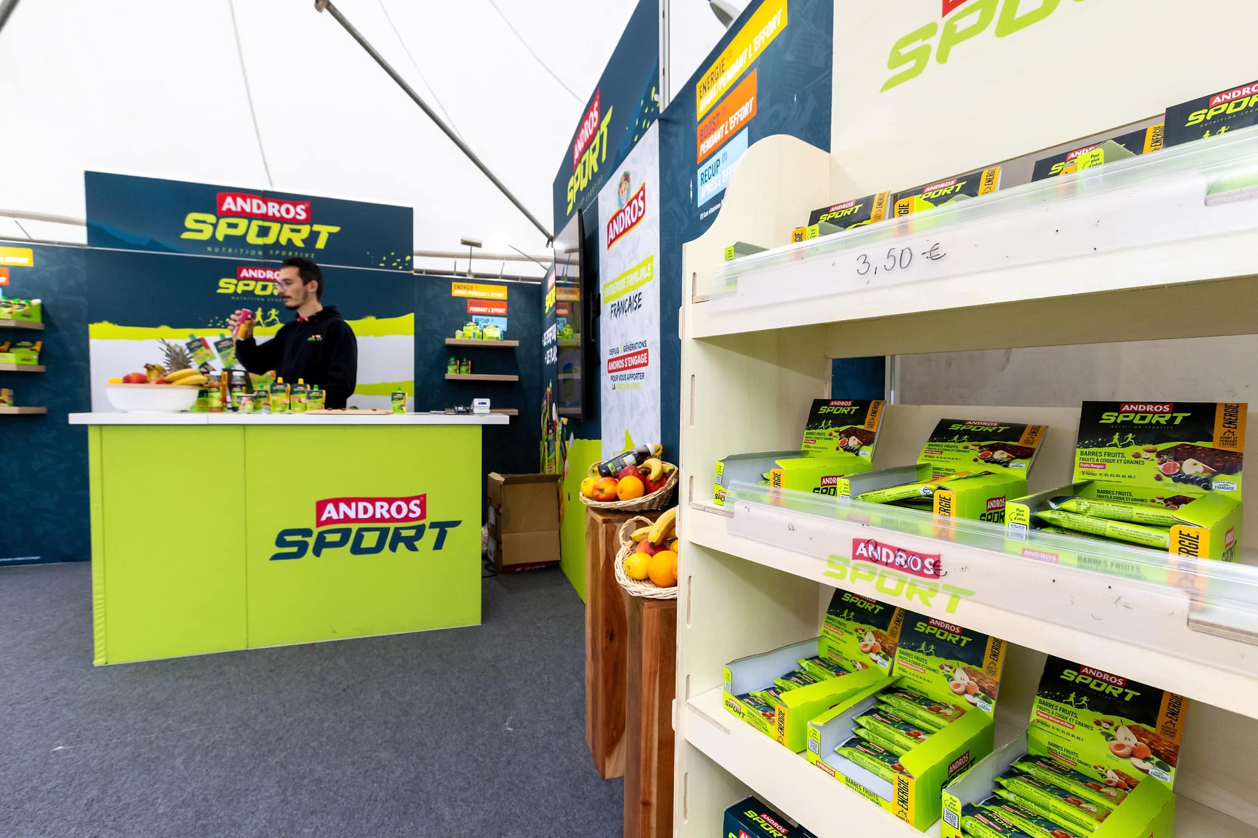 Les coureurs adorent débattre de la dernière chaussure à plaque carbone ou de la montre GPS la plus performante du marché. Mais il y a un sujet qu’ils abordent encore trop peu : la nutrition. Et pourtant, sur marathon, elle est aussi importante, voire plus, que le matériel. Un marathon, c’est 42,195 km. Pour le commun des mortels, ça représente plus de 4 heures d’effort continu. Et sans apport glucidique extérieur, le fameux mur vers le 30e km ne sera plus une légende... mais bien une réalité. Pour éviter le mur, il suffit juste de s’alimenter mieux ? La science est claire et unanime sur le sujet : un marathon se court avec des réserves énergétiques bien remplies. La nutrition est donc le carburant indispensable pour les coureurs et devient alors une variable aussi déterminante que l’entraînement ou les chaussures. Marathons.com vous explique tout en détail.