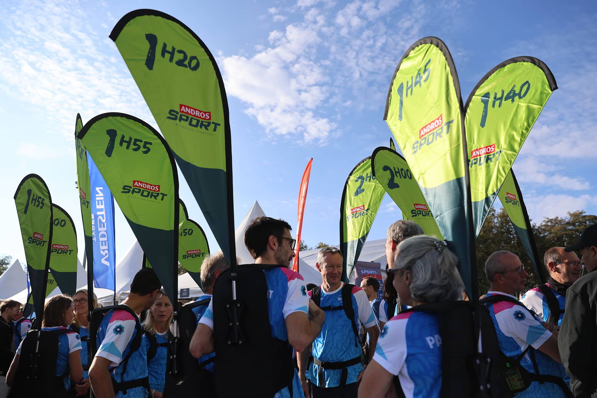 Les coureurs adorent débattre de la dernière chaussure à plaque carbone ou de la montre GPS la plus performante du marché. Mais il y a un sujet qu’ils abordent encore trop peu : la nutrition. Et pourtant, sur marathon, elle est aussi importante, voire plus, que le matériel. Un marathon, c’est 42,195 km. Pour le commun des mortels, ça représente plus de 4 heures d’effort continu. Et sans apport glucidique extérieur, le fameux mur vers le 30e km ne sera plus une légende... mais bien une réalité. Pour éviter le mur, il suffit juste de s’alimenter mieux ? La science est claire et unanime sur le sujet : un marathon se court avec des réserves énergétiques bien remplies. La nutrition est donc le carburant indispensable pour les coureurs et devient alors une variable aussi déterminante que l’entraînement ou les chaussures. Marathons.com vous explique tout en détail.