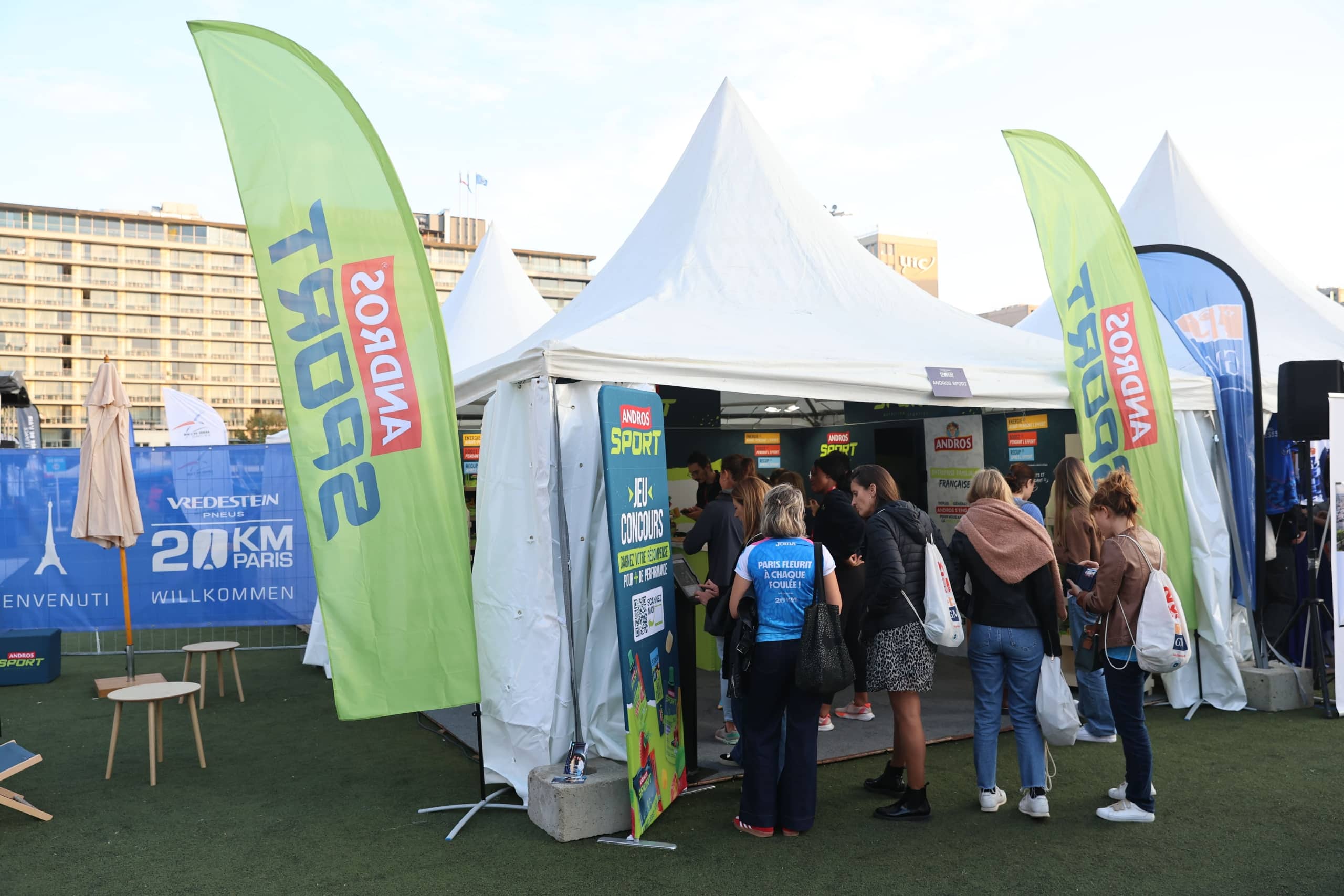 Les coureurs adorent débattre de la dernière chaussure à plaque carbone ou de la montre GPS la plus performante du marché. Mais il y a un sujet qu’ils abordent encore trop peu : la nutrition. Et pourtant, sur marathon, elle est aussi importante, voire plus, que le matériel. Un marathon, c’est 42,195 km. Pour le commun des mortels, ça représente plus de 4 heures d’effort continu. Et sans apport glucidique extérieur, le fameux mur vers le 30e km ne sera plus une légende... mais bien une réalité. Pour éviter le mur, il suffit juste de s’alimenter mieux ? La science est claire et unanime sur le sujet : un marathon se court avec des réserves énergétiques bien remplies. La nutrition est donc le carburant indispensable pour les coureurs et devient alors une variable aussi déterminante que l’entraînement ou les chaussures. Marathons.com vous explique tout en détail.