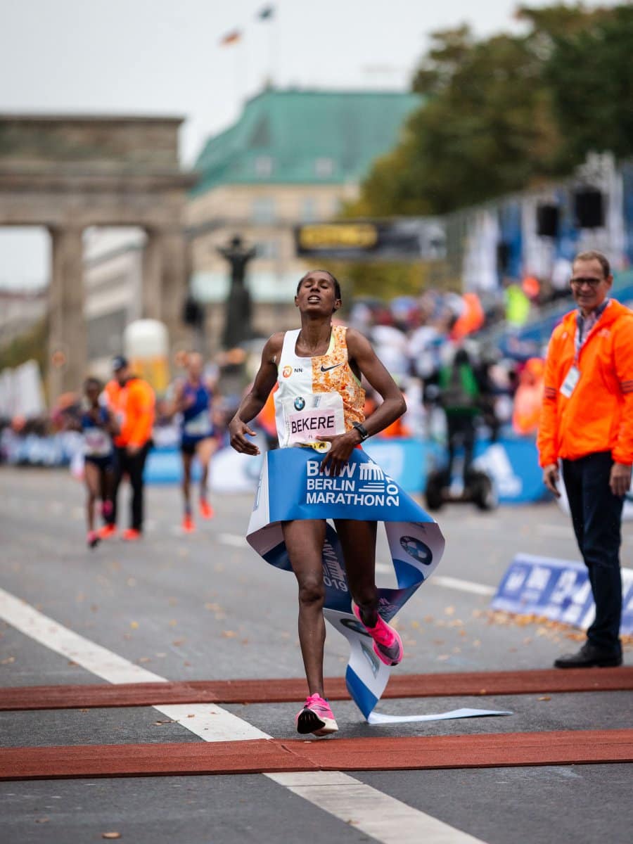 Le Marathon de Sydney se déroulera le 31 août et cette édition 2025 s’annonce historique. Après avoir récemment intégré le circuit très fermé des Abbott World Marathon Majors, Sydney s’apprête à accueillir un plateau élite de légende. Pour sa grande première en tant que Major, le plus grand marathon d’Océanie voit les choses en grand : la Néerlandaise Sifan Hassan, championne olympique du marathon, et le Kenyan Eliud Kipchoge, légende vivante de la discipline, seront présents sur ce parcours mythique. Le show va être grand dans les rues de Sydney !