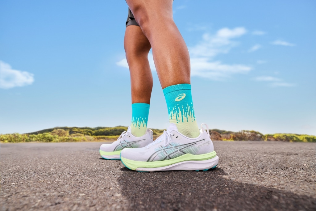 ASICS dévoile la GEL-KAYANO 33, une nouvelle version plus fluide et polyvalente avec une stabilité moins intrusive et un confort encore amélioré.