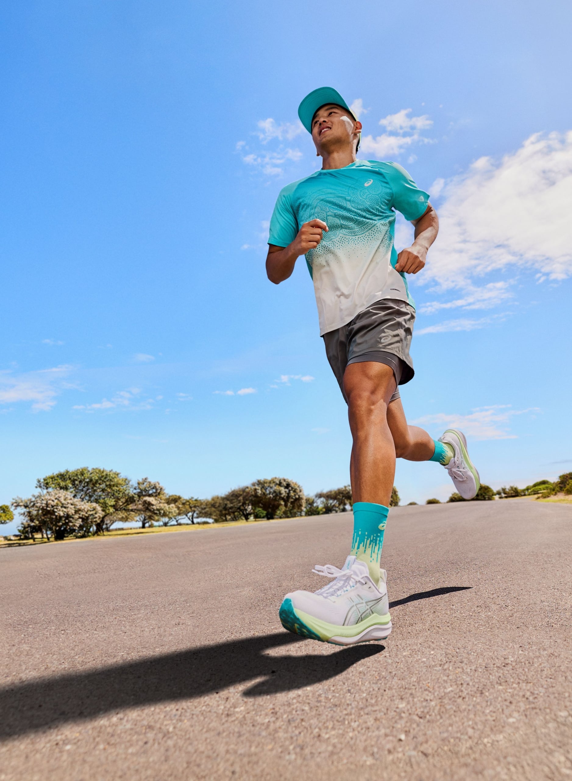 ASICS dévoile la GEL-KAYANO 33, une nouvelle version plus fluide et polyvalente avec une stabilité moins intrusive et un confort encore amélioré.