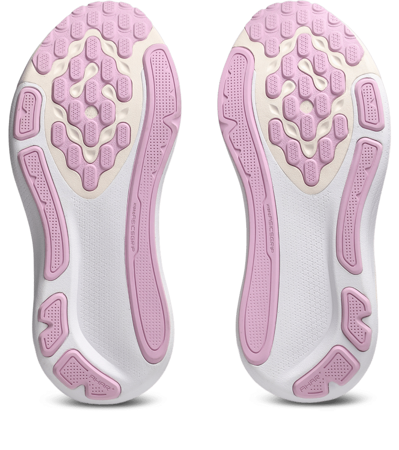 ASICS dévoile la GEL-KAYANO 33, une nouvelle version plus fluide et polyvalente avec une stabilité moins intrusive et un confort encore amélioré.