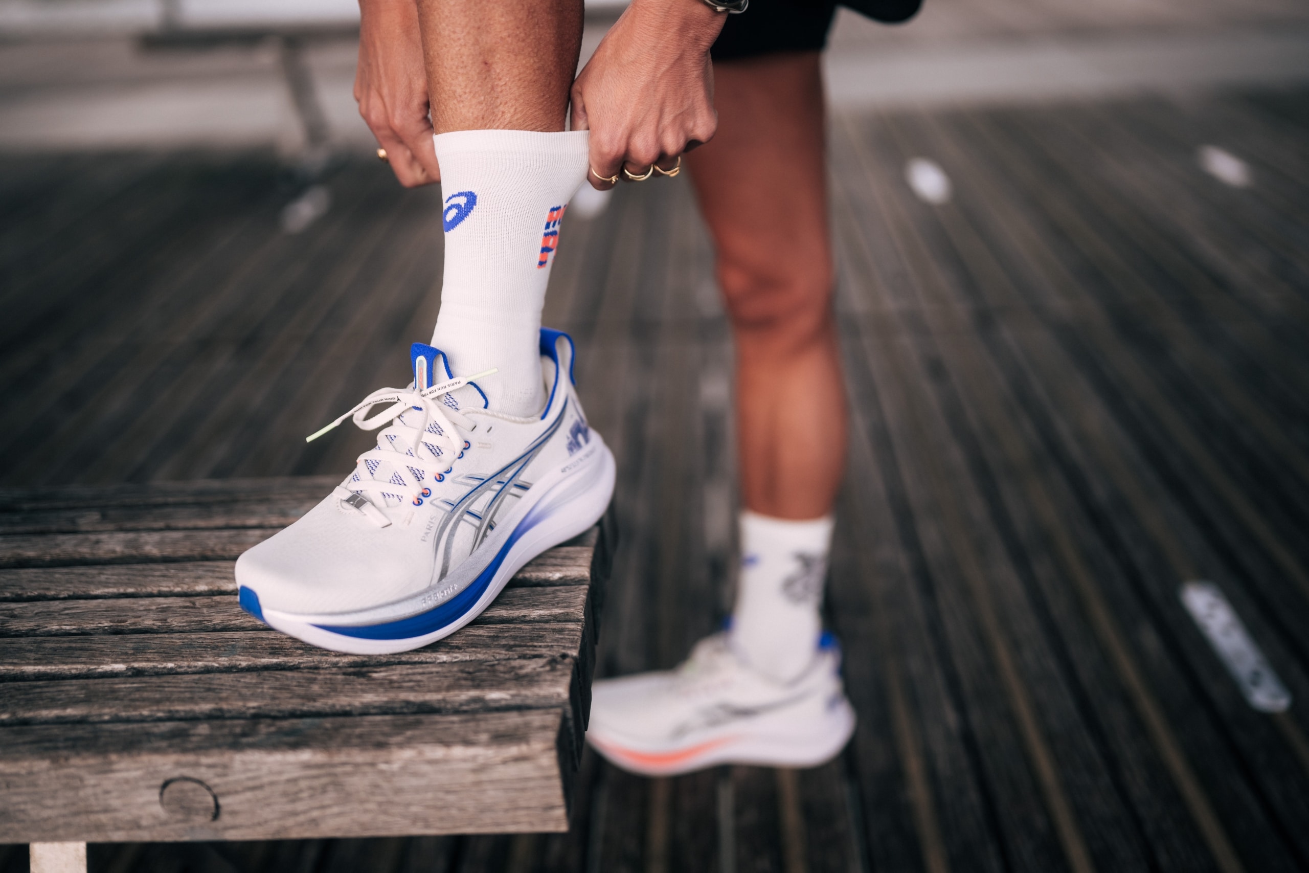 À l’occasion du Marathon de Paris 2026, ASICS dévoile une édition spéciale de la GEL-Nimbus 28. Design inspiré de la capitale, confort premium et technologies FF BLAST PLUS et PureGEL : la référence des daily trainers s’offre une version collector.