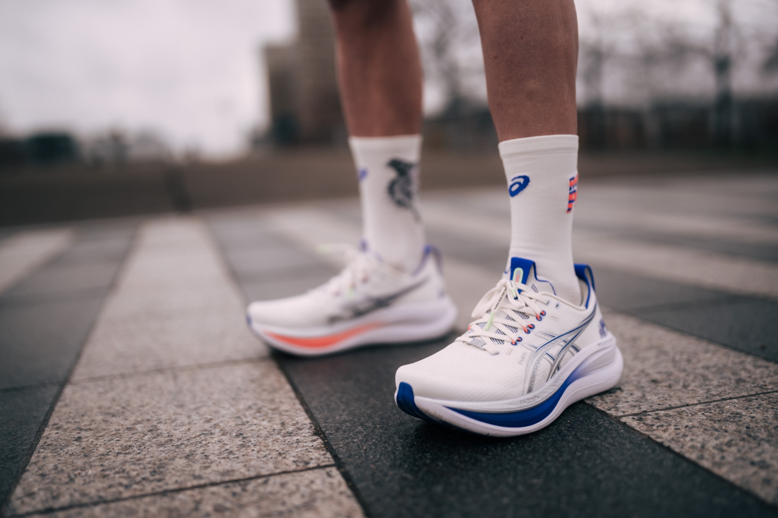 À l’occasion du Marathon de Paris 2026, ASICS dévoile une édition spéciale de la GEL-Nimbus 28. Design inspiré de la capitale, confort premium et technologies FF BLAST PLUS et PureGEL : la référence des daily trainers s’offre une version collector.