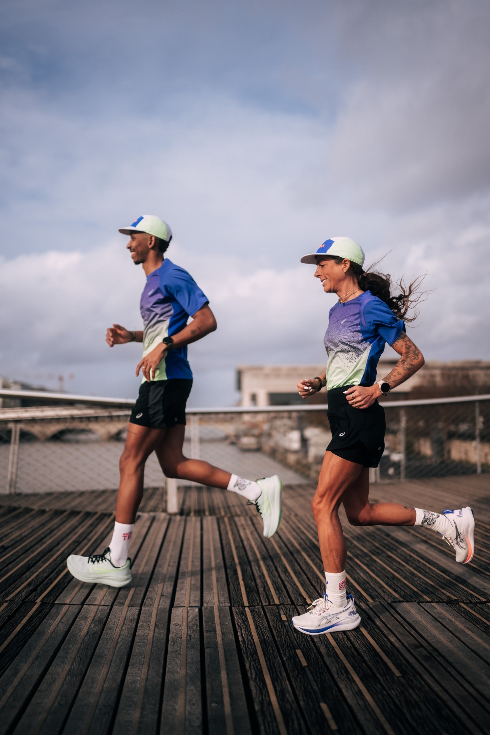 À l’occasion du Marathon de Paris 2026, ASICS dévoile une édition spéciale de la GEL-Nimbus 28. Design inspiré de la capitale, confort premium et technologies FF BLAST PLUS et PureGEL : la référence des daily trainers s’offre une version collector.