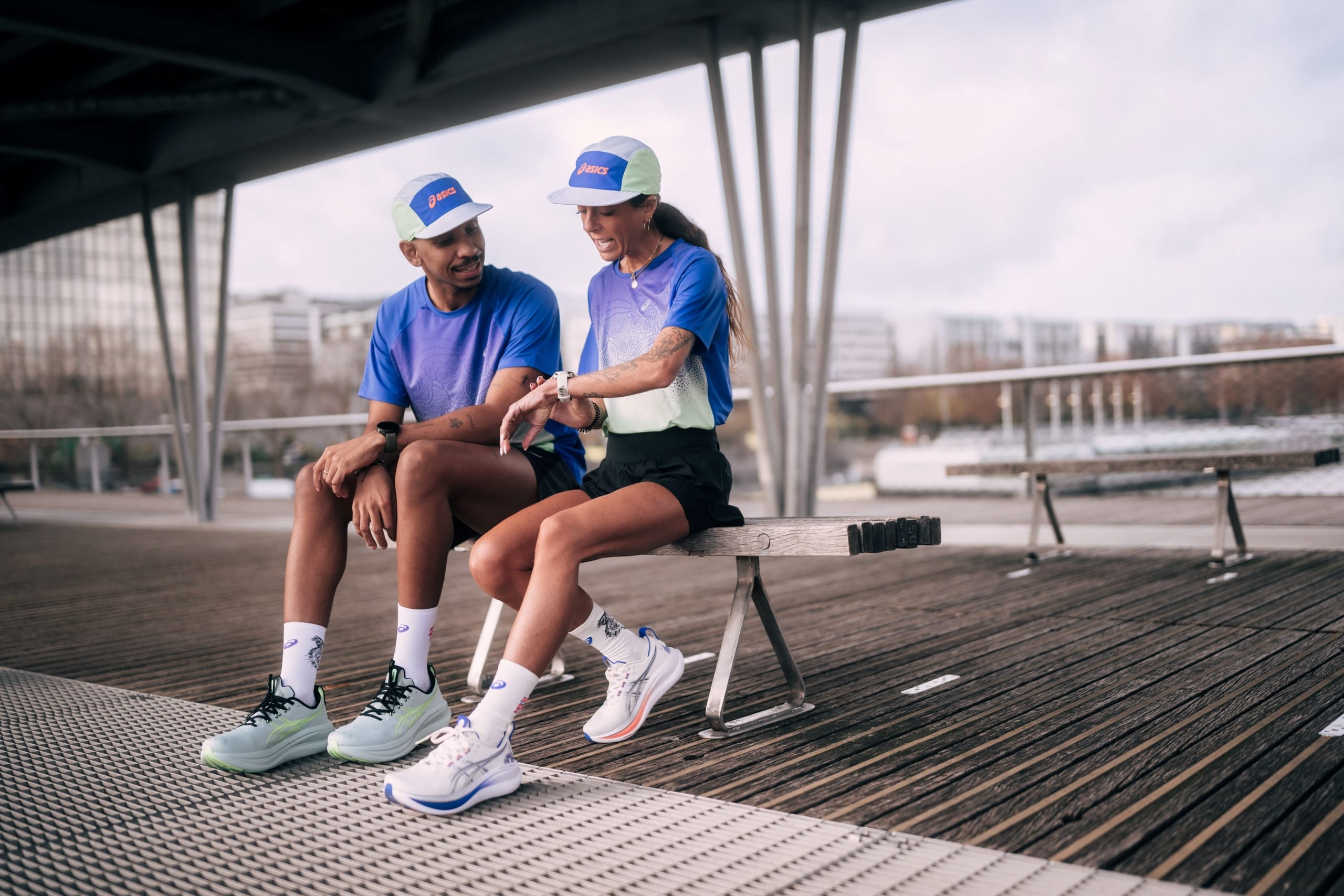 À l’occasion du Marathon de Paris 2026, ASICS dévoile une édition spéciale de la GEL-Nimbus 28. Design inspiré de la capitale, confort premium et technologies FF BLAST PLUS et PureGEL : la référence des daily trainers s’offre une version collector.