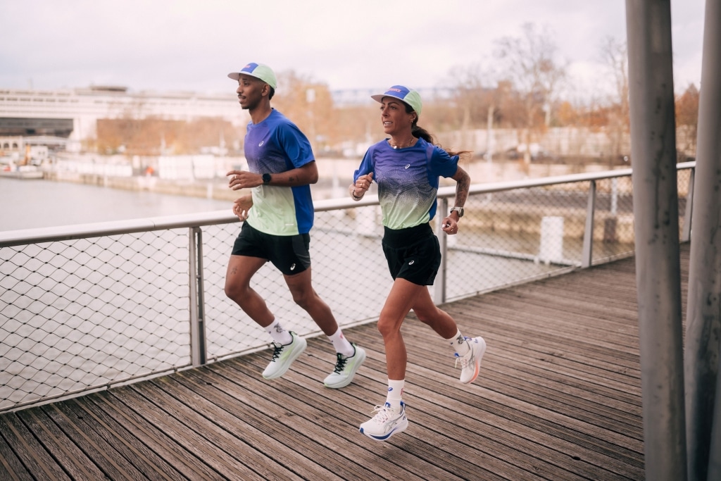 À l’occasion du Marathon de Paris 2026, ASICS dévoile une édition spéciale de la GEL-Nimbus 28. Design inspiré de la capitale, confort premium et technologies FF BLAST PLUS et PureGEL : la référence des daily trainers s’offre une version collector.