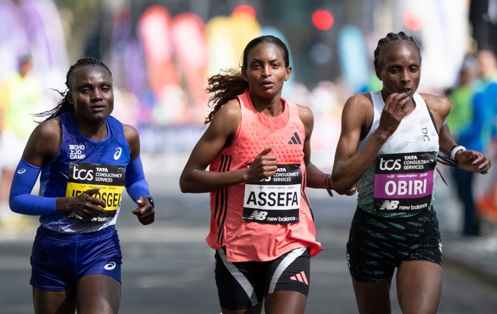 Marathon de Londres 2026 : Sabastian Sawe entre dans l’histoire avec un incroyable 1h59’30, premier sub 2 officiel sur marathon. Yomif Kejelcha passe aussi sous les 2 heures et Tigst Assefa signe un nouveau record du monde féminin.