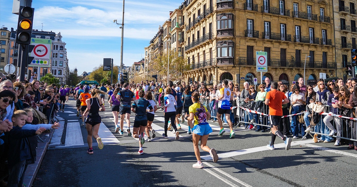 La Behobia 2025 a mis Saint-Sébastien en effervescence avec plus de 25 000 coureurs filant comme un fleuve humain. Une édition record où la fête a battu son plein, mais près d’un millier de participants ont été disqualifiés pour un départ anticipé, rappelant que même dans la liesse, chaque place compte.