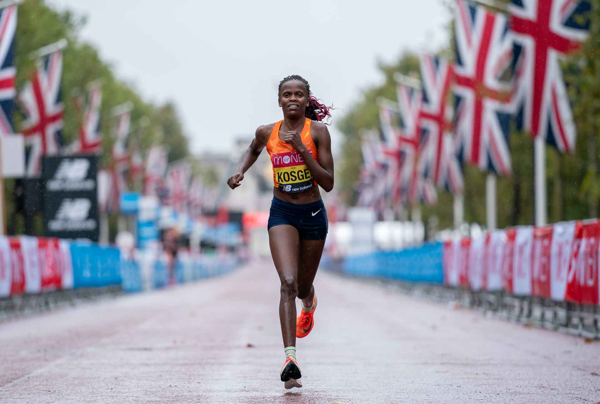 Le Marathon de Sydney se déroulera le 31 août et cette édition 2025 s’annonce historique. Après avoir récemment intégré le circuit très fermé des Abbott World Marathon Majors, Sydney s’apprête à accueillir un plateau élite de légende. Pour sa grande première en tant que Major, le plus grand marathon d’Océanie voit les choses en grand : la Néerlandaise Sifan Hassan, championne olympique du marathon, et le Kenyan Eliud Kipchoge, légende vivante de la discipline, seront présents sur ce parcours mythique. Le show va être grand dans les rues de Sydney !