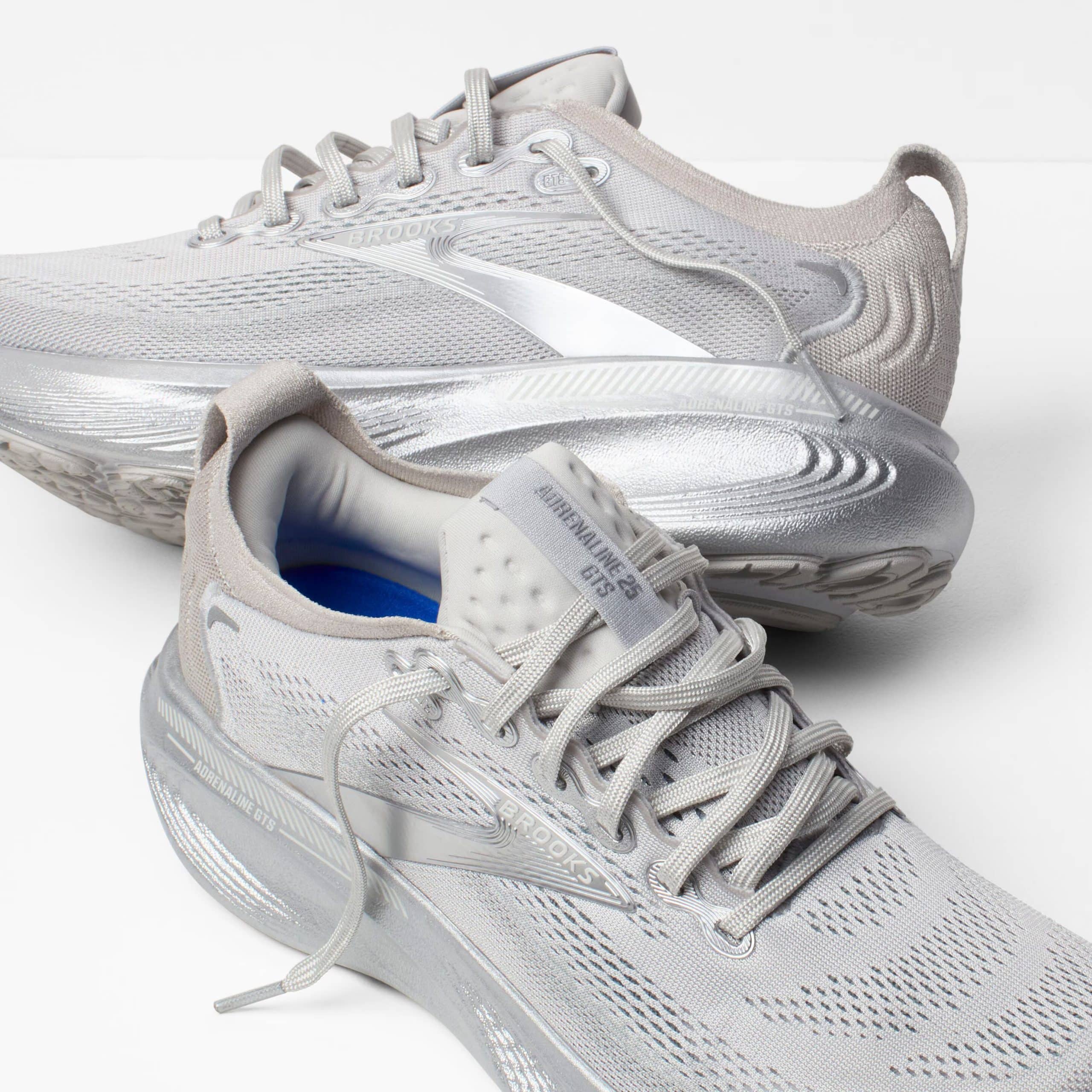 Brooks dévoile l’Adrenaline GTS 25, nouvelle version de son modèle iconique alliant amorti DNA LOFT v3, stabilité GuideRails® et confort revisité. Une chaussure fiable et polyvalente pour les footings du quotidien et les longues sorties. Disponible dès le 1er décembre, 160 €.