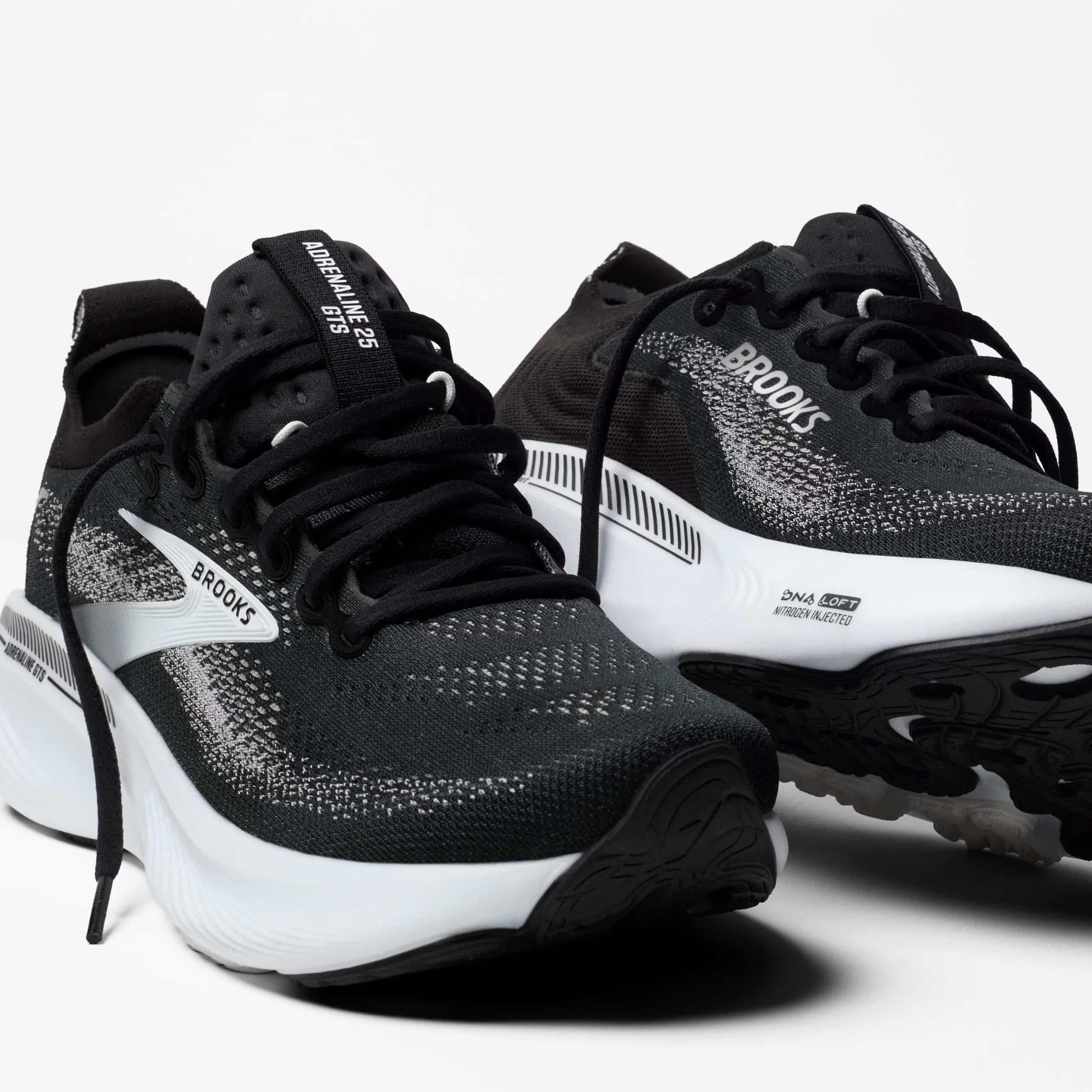 Brooks dévoile l’Adrenaline GTS 25, nouvelle version de son modèle iconique alliant amorti DNA LOFT v3, stabilité GuideRails® et confort revisité. Une chaussure fiable et polyvalente pour les footings du quotidien et les longues sorties. Disponible dès le 1er décembre, 160 €.