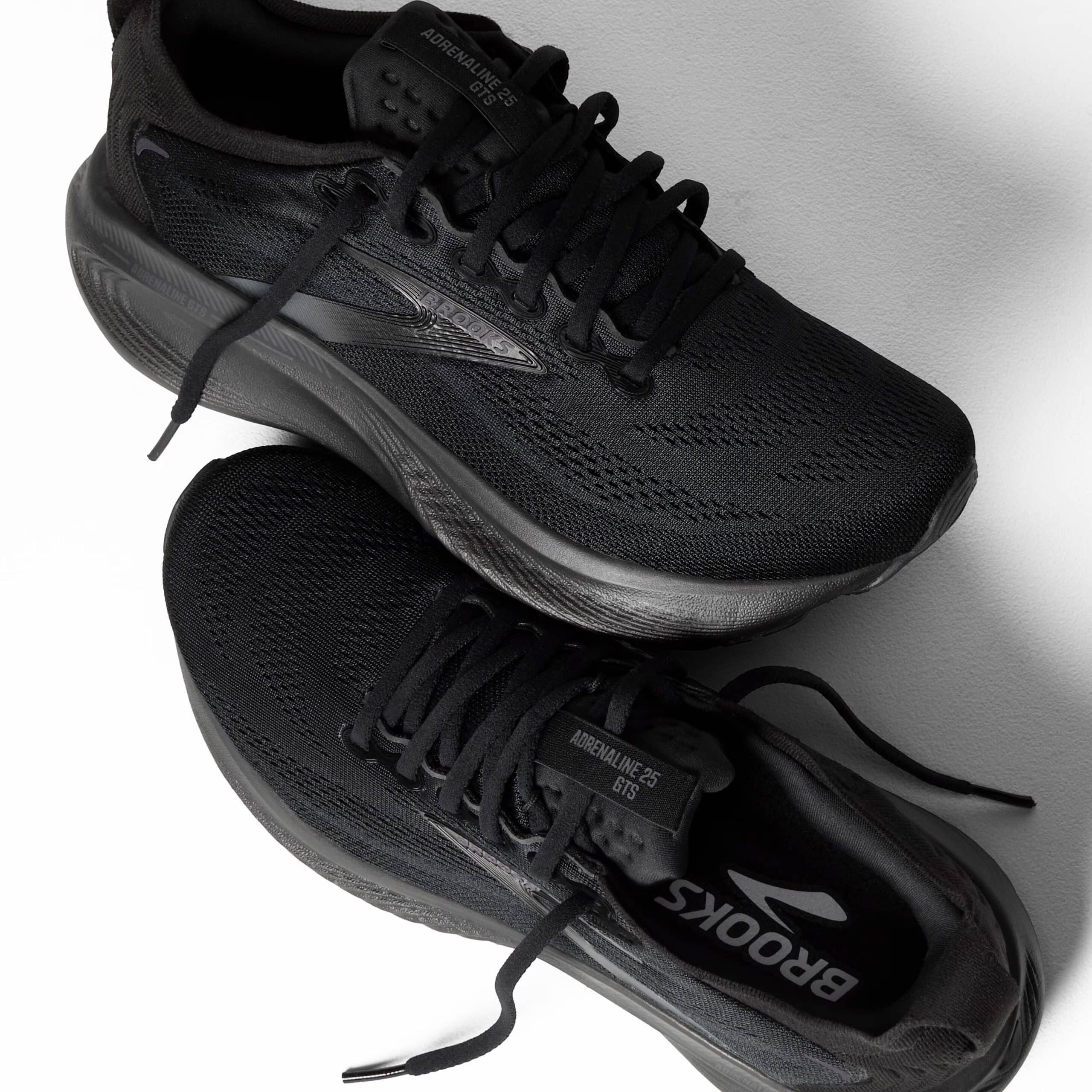 Brooks dévoile l’Adrenaline GTS 25, nouvelle version de son modèle iconique alliant amorti DNA LOFT v3, stabilité GuideRails® et confort revisité. Une chaussure fiable et polyvalente pour les footings du quotidien et les longues sorties. Disponible dès le 1er décembre, 160 €.