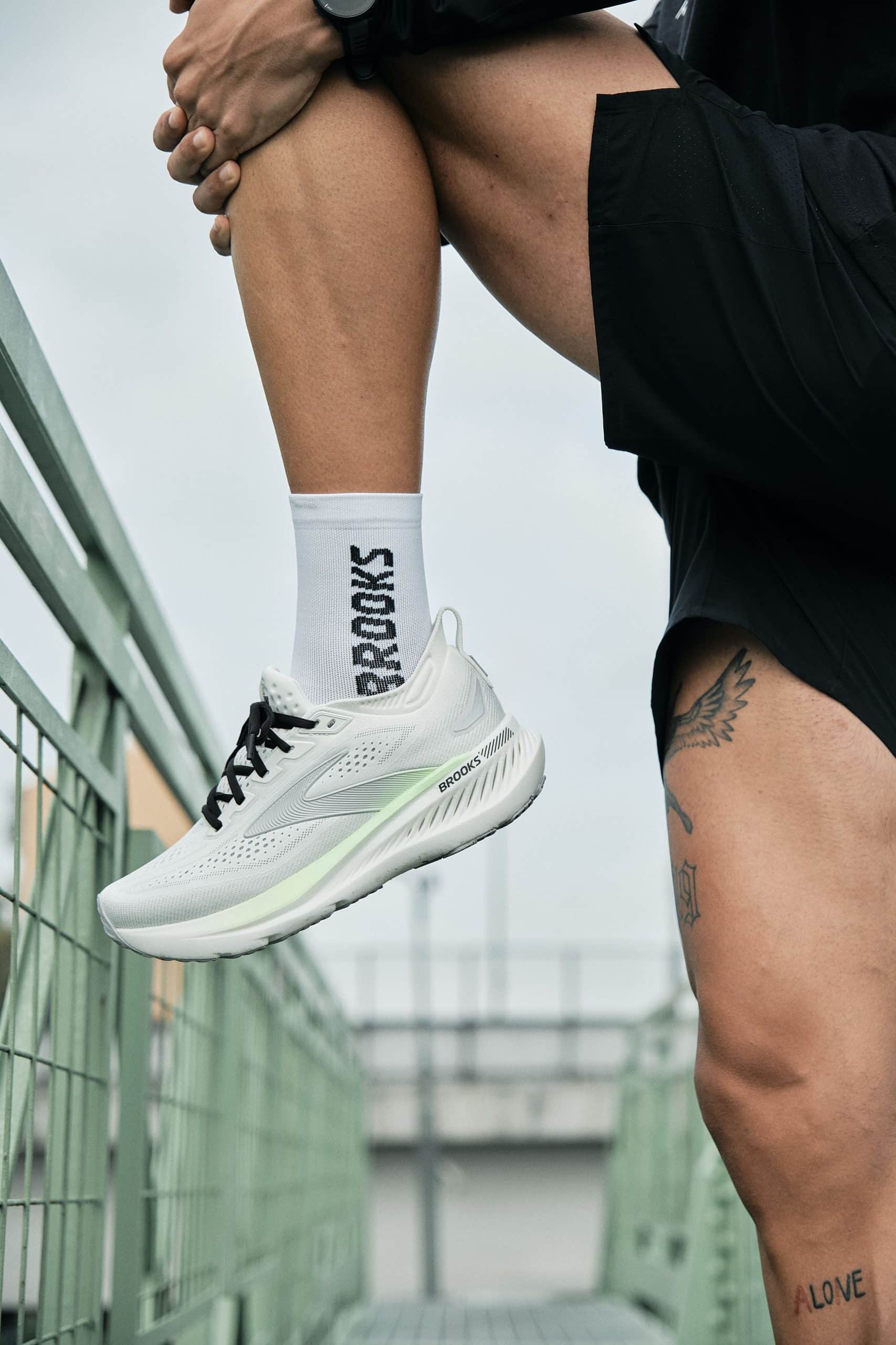 Brooks dévoile les Glycerin 23 et Glycerin GTS 23, deux chaussures de running confort premium pensées pour courir longtemps. Nouvelle mousse DNA Tuned, version neutre ou avec soutien GuideRails, pour aider chaque coureur à bouger au quotidien.