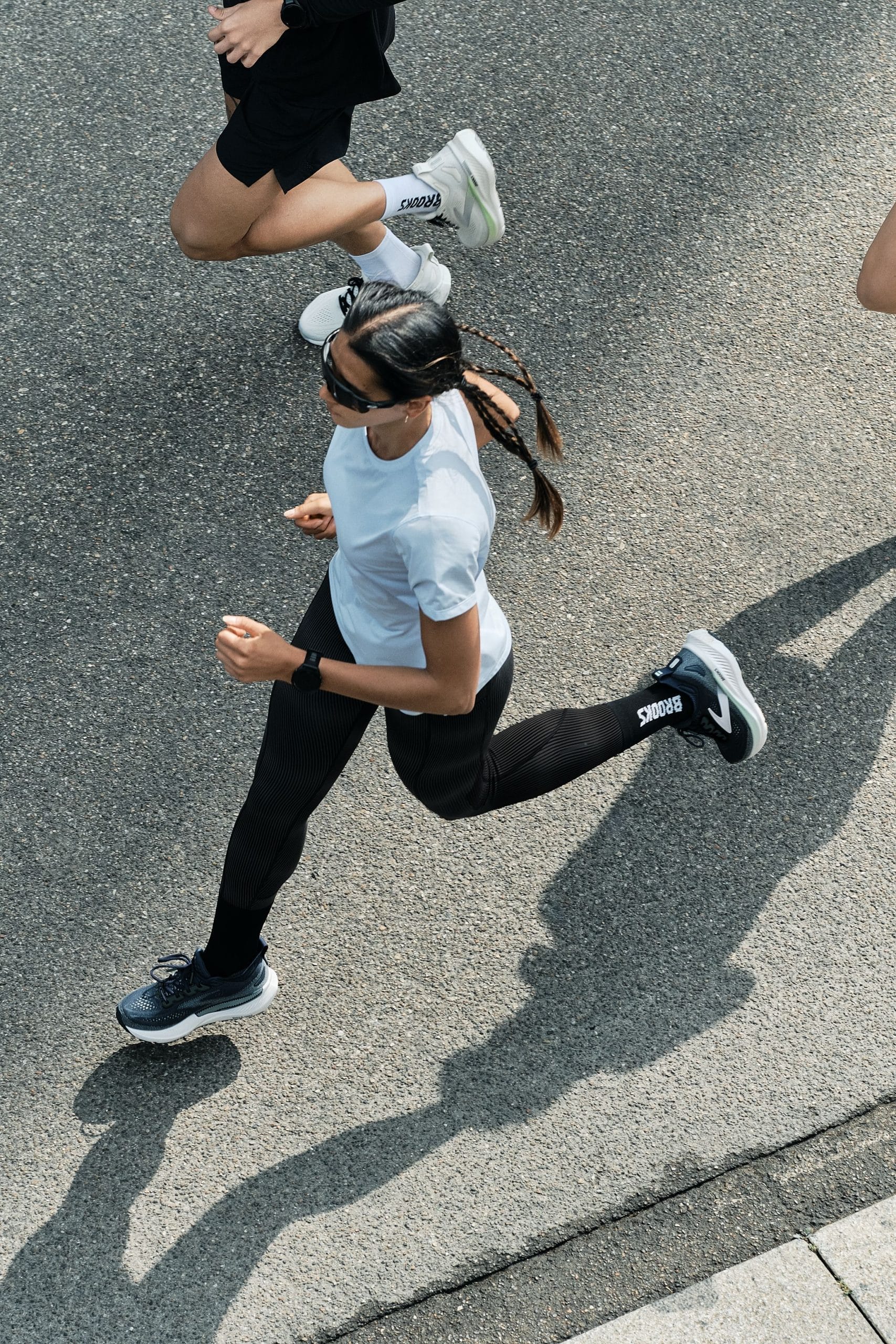 Brooks dévoile les Glycerin 23 et Glycerin GTS 23, deux chaussures de running confort premium pensées pour courir longtemps. Nouvelle mousse DNA Tuned, version neutre ou avec soutien GuideRails, pour aider chaque coureur à bouger au quotidien.