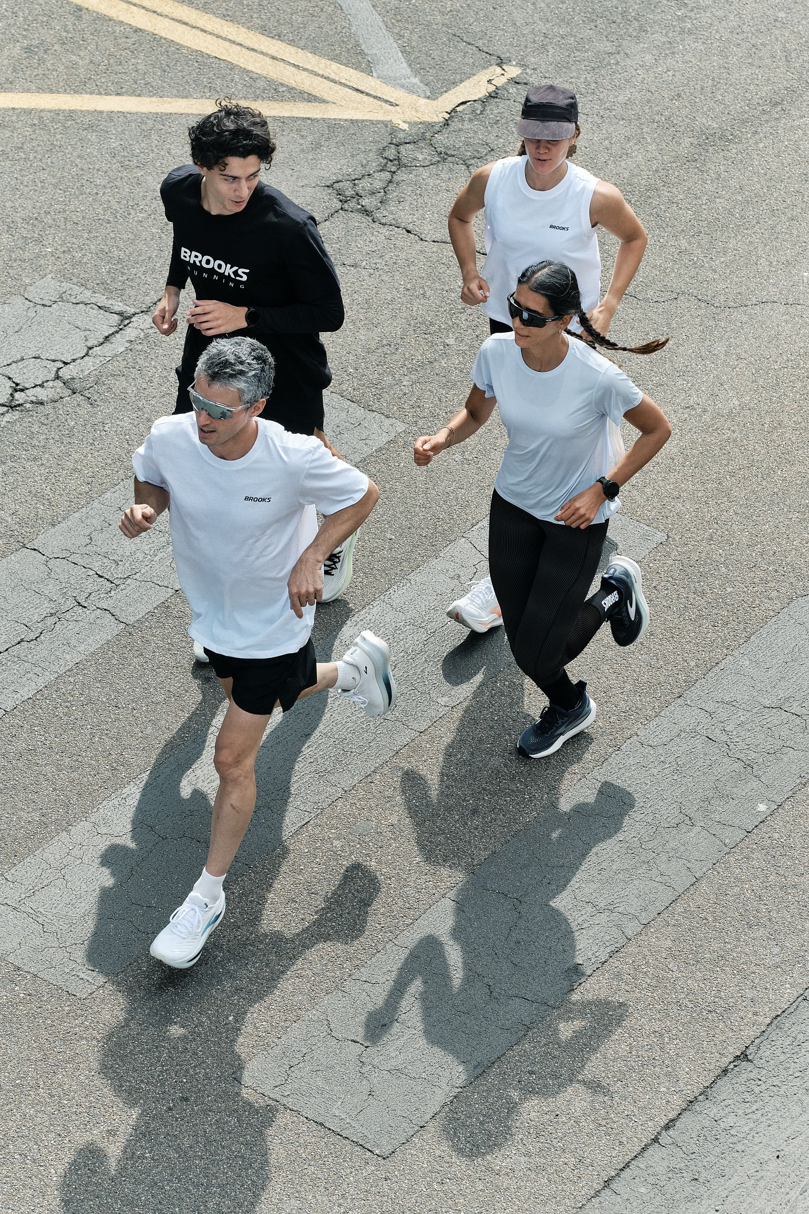 Brooks dévoile les Glycerin 23 et Glycerin GTS 23, deux chaussures de running confort premium pensées pour courir longtemps. Nouvelle mousse DNA Tuned, version neutre ou avec soutien GuideRails, pour aider chaque coureur à bouger au quotidien.