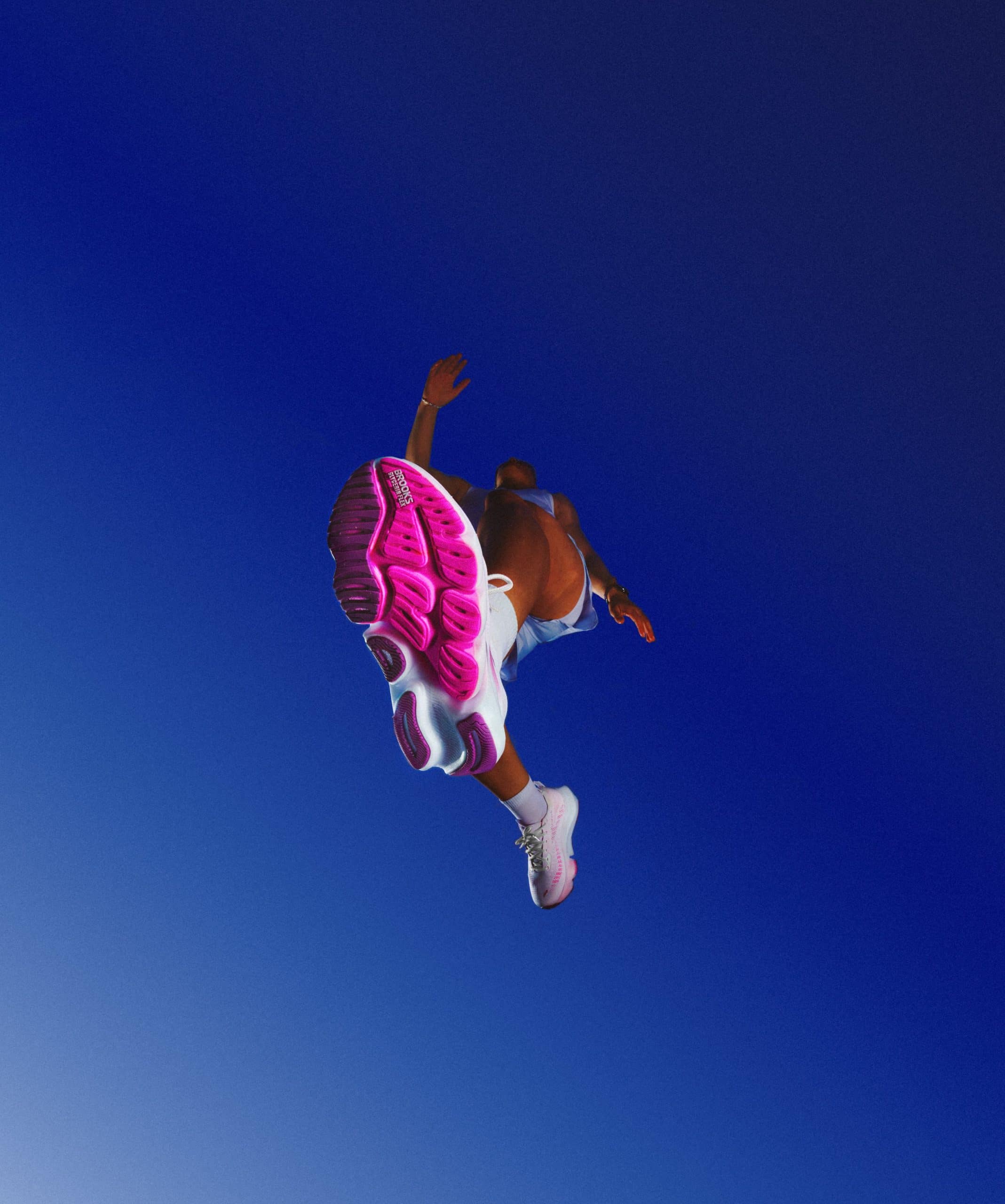 Brooks dévoile la Glycerin Flex, une chaussure de running qui mise sur la souplesse et la liberté de mouvement. Mousse premium DNA Tuned, flexibilité et confort longue distance : une alternative moderne à la Glycerin classique pour une foulée naturelle et courir souvent, longtemps.