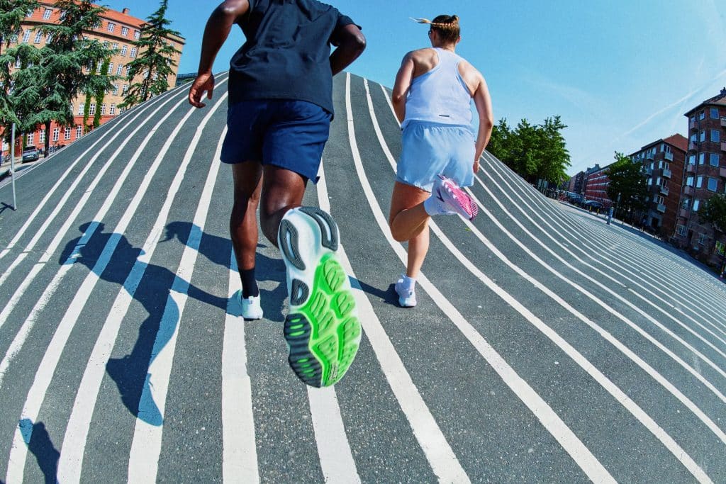 Brooks dévoile la Glycerin Flex, une chaussure de running qui mise sur la souplesse et la liberté de mouvement. Mousse premium DNA Tuned, flexibilité et confort longue distance : une alternative moderne à la Glycerin classique pour une foulée naturelle et courir souvent, longtemps.