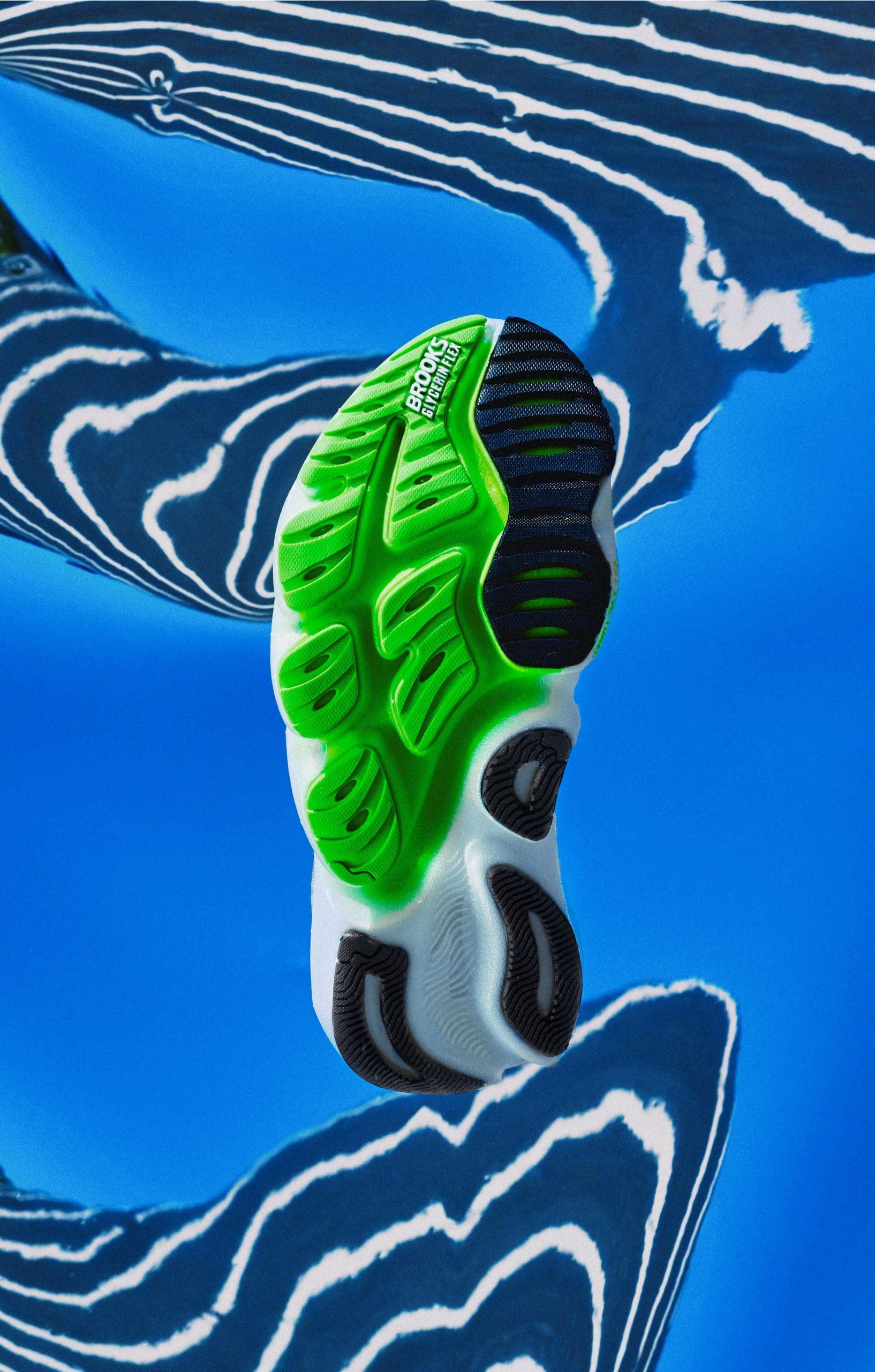 Brooks dévoile la Glycerin Flex, une chaussure de running qui mise sur la souplesse et la liberté de mouvement. Mousse premium DNA Tuned, flexibilité et confort longue distance : une alternative moderne à la Glycerin classique pour une foulée naturelle et courir souvent, longtemps.