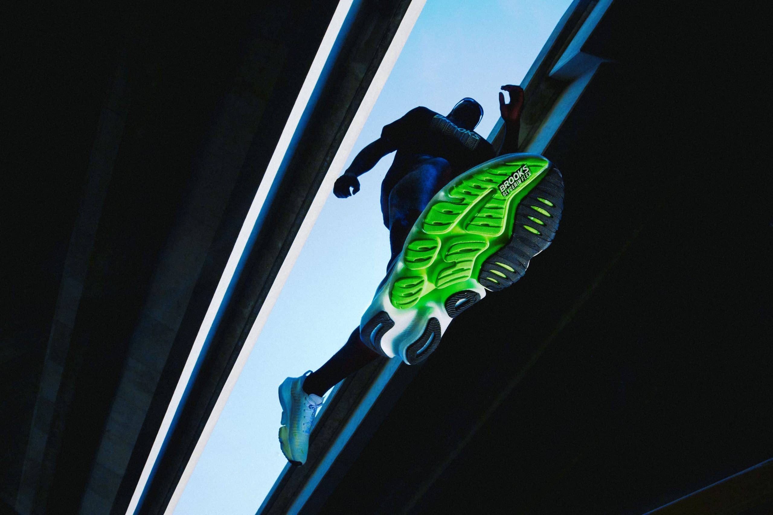 Brooks dévoile la Glycerin Flex, une chaussure de running qui mise sur la souplesse et la liberté de mouvement. Mousse premium DNA Tuned, flexibilité et confort longue distance : une alternative moderne à la Glycerin classique pour une foulée naturelle et courir souvent, longtemps.