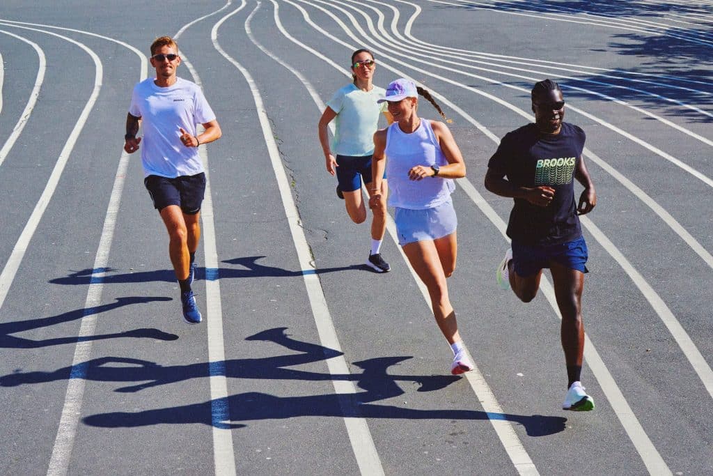 Brooks dévoile la Glycerin Flex, une chaussure de running qui mise sur la souplesse et la liberté de mouvement. Mousse premium DNA Tuned, flexibilité et confort longue distance : une alternative moderne à la Glycerin classique pour une foulée naturelle et courir souvent, longtemps.