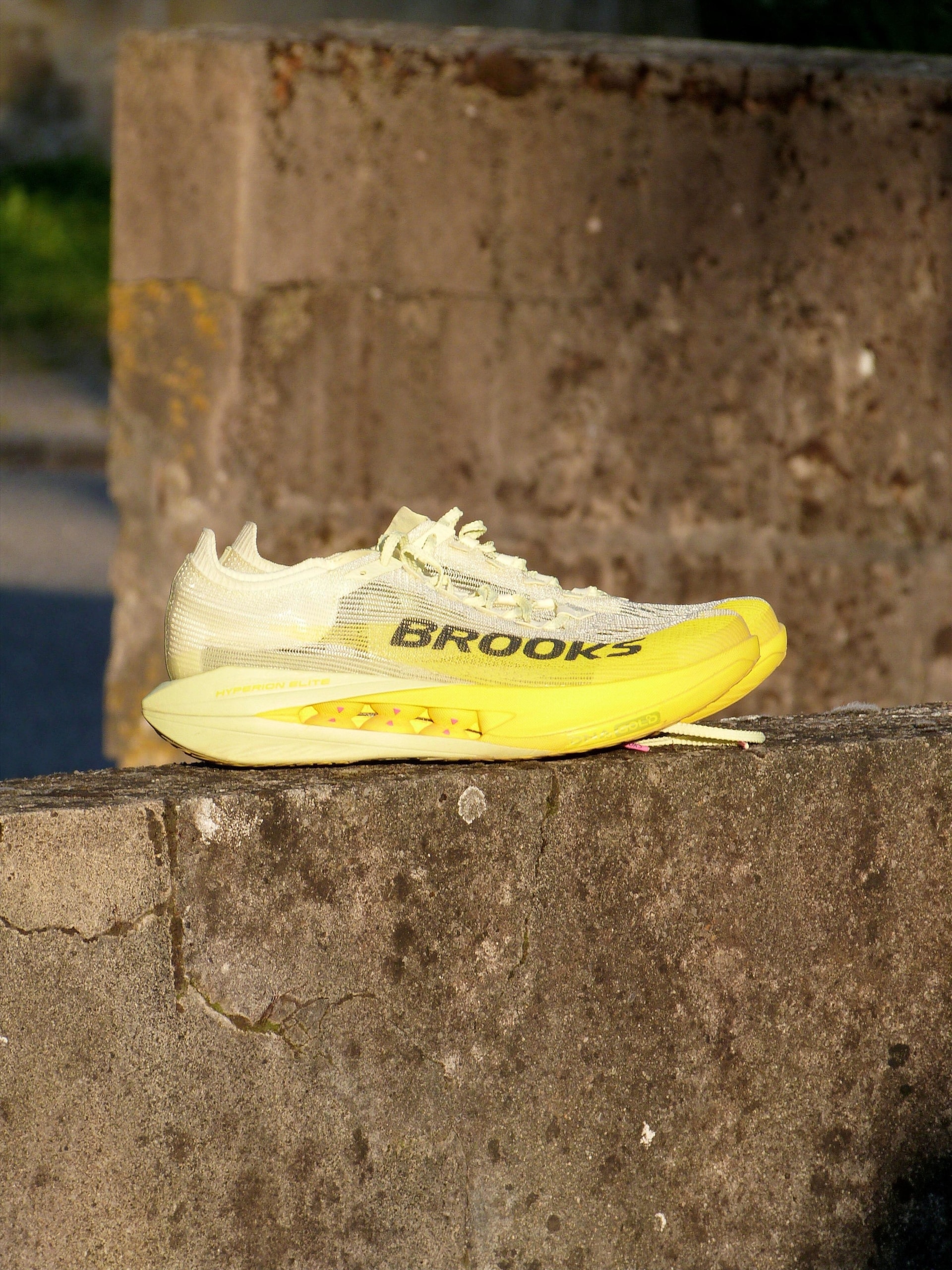 Test complet de la Brooks Hyperion Elite 5 après 100 km : plaque carbone, mousse DNA GOLD, performance en course et comparaison avec la concurrence.