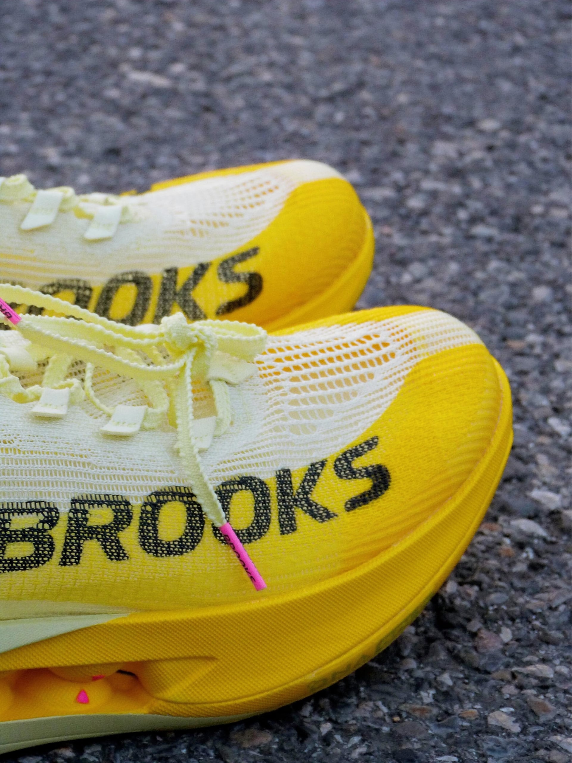 Test complet de la Brooks Hyperion Elite 5 après 100 km : plaque carbone, mousse DNA GOLD, performance en course et comparaison avec la concurrence.