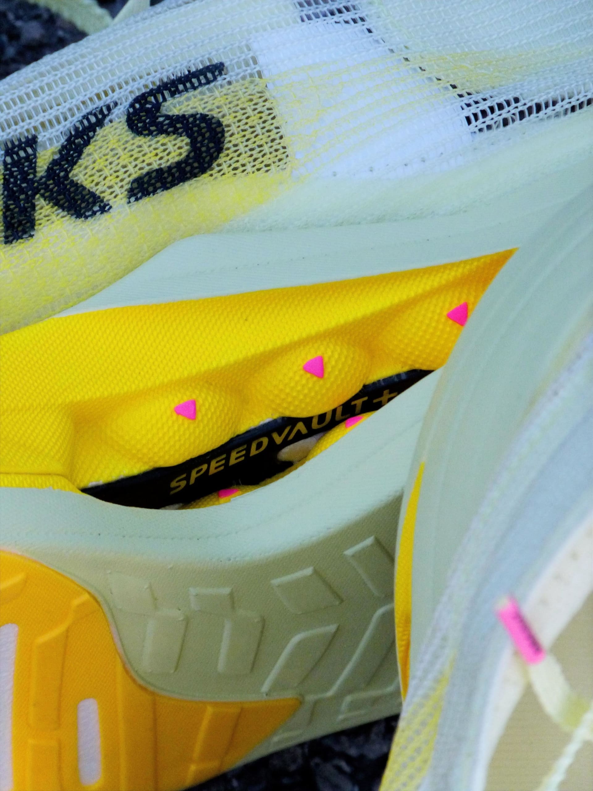 Test complet de la Brooks Hyperion Elite 5 après 100 km : plaque carbone, mousse DNA GOLD, performance en course et comparaison avec la concurrence.