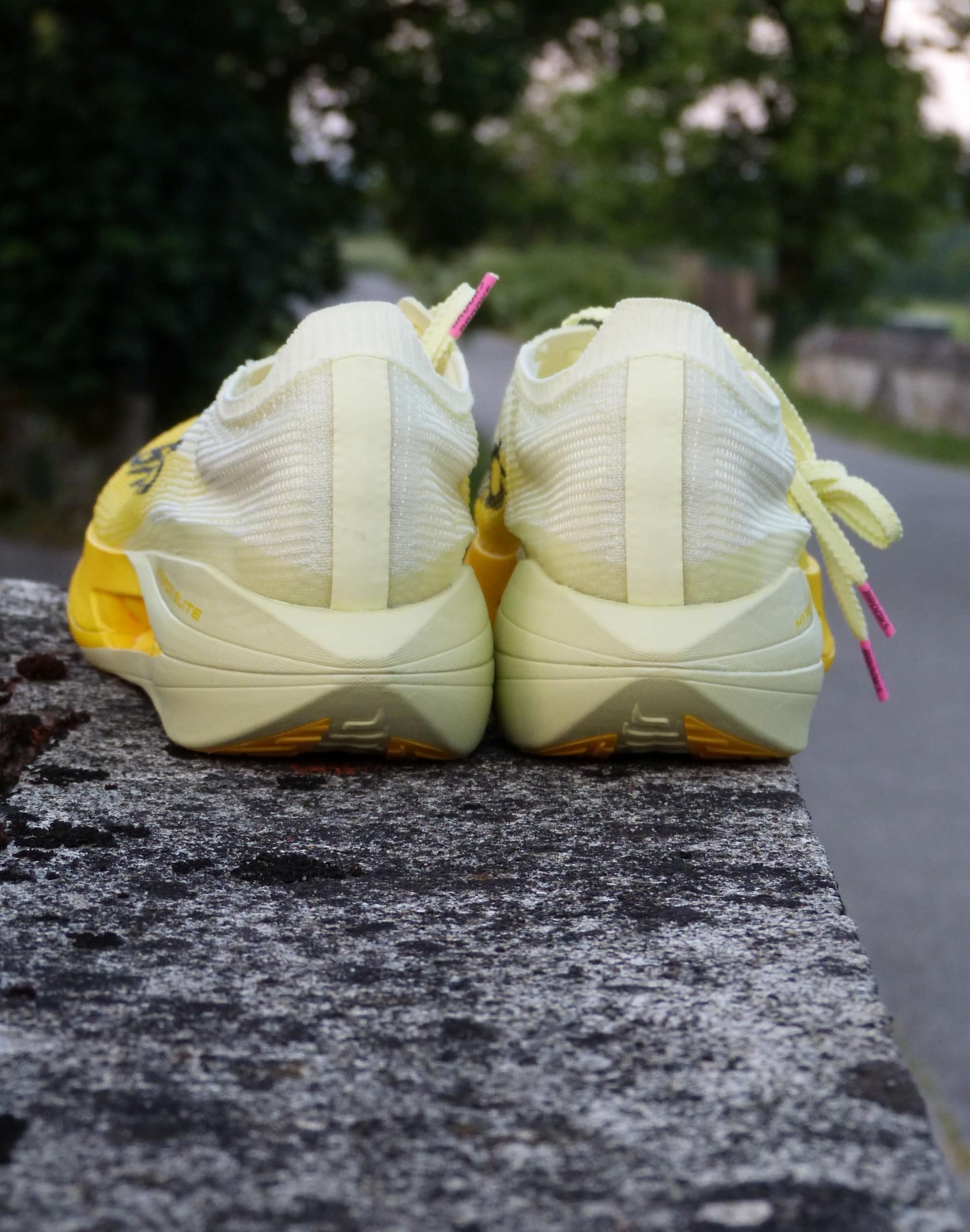 Test complet de la Brooks Hyperion Elite 5 après 100 km : plaque carbone, mousse DNA GOLD, performance en course et comparaison avec la concurrence.