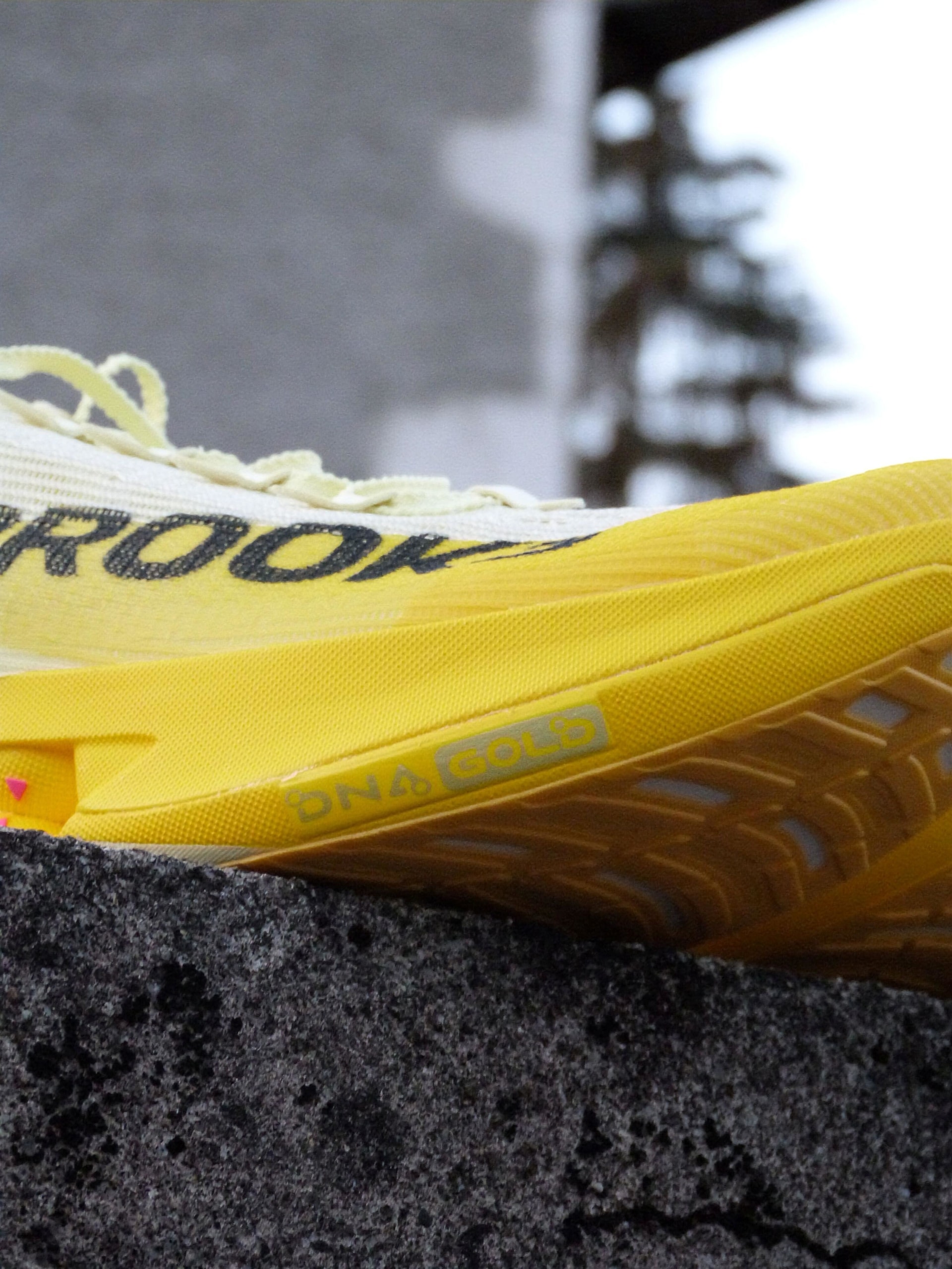 Test complet de la Brooks Hyperion Elite 5 après 100 km : plaque carbone, mousse DNA GOLD, performance en course et comparaison avec la concurrence.