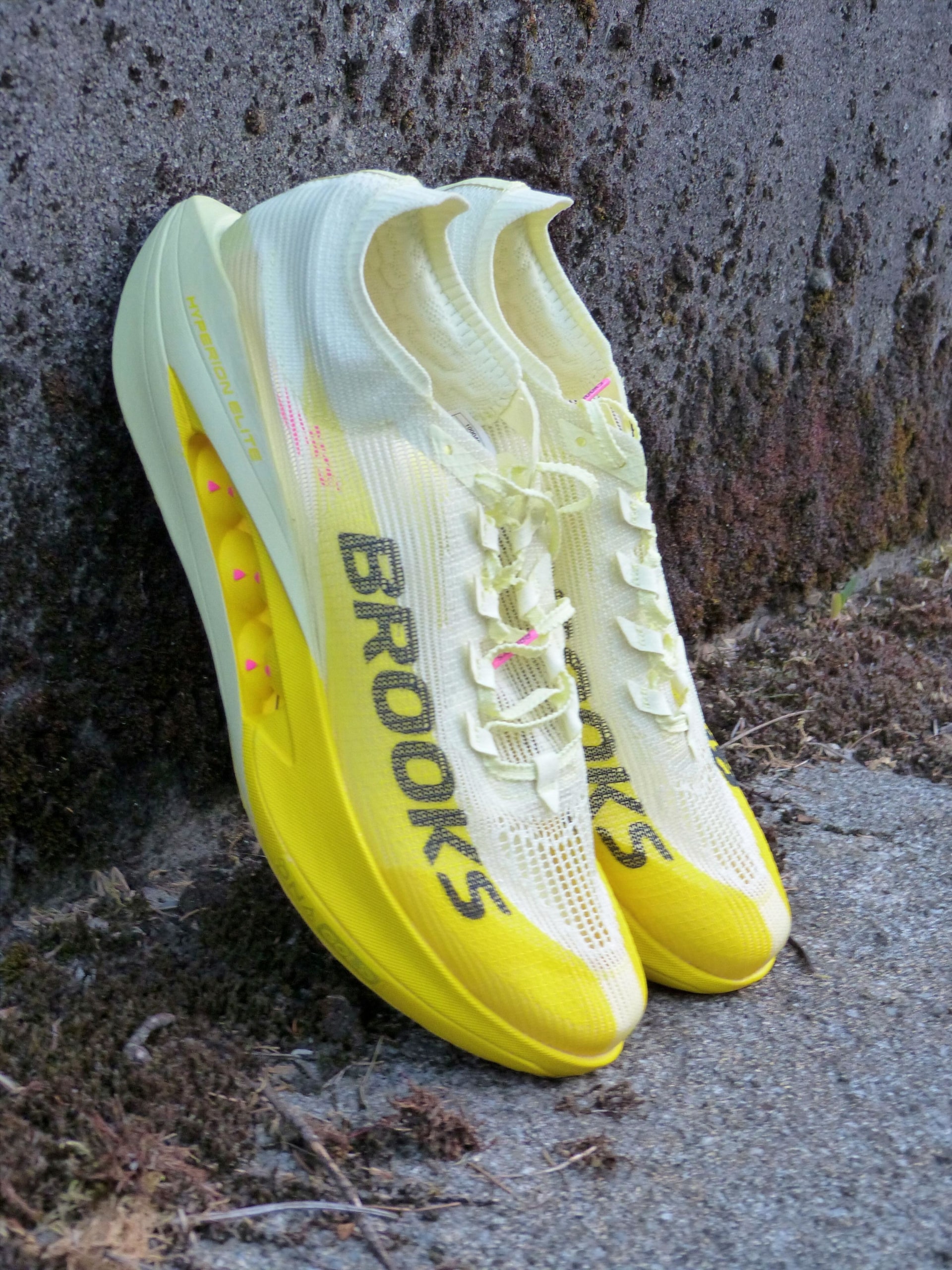 Test complet de la Brooks Hyperion Elite 5 après 100 km : plaque carbone, mousse DNA GOLD, performance en course et comparaison avec la concurrence.