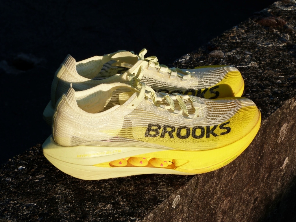 Test complet de la Brooks Hyperion Elite 5 après 100 km : plaque carbone, mousse DNA GOLD, performance en course et comparaison avec la concurrence.