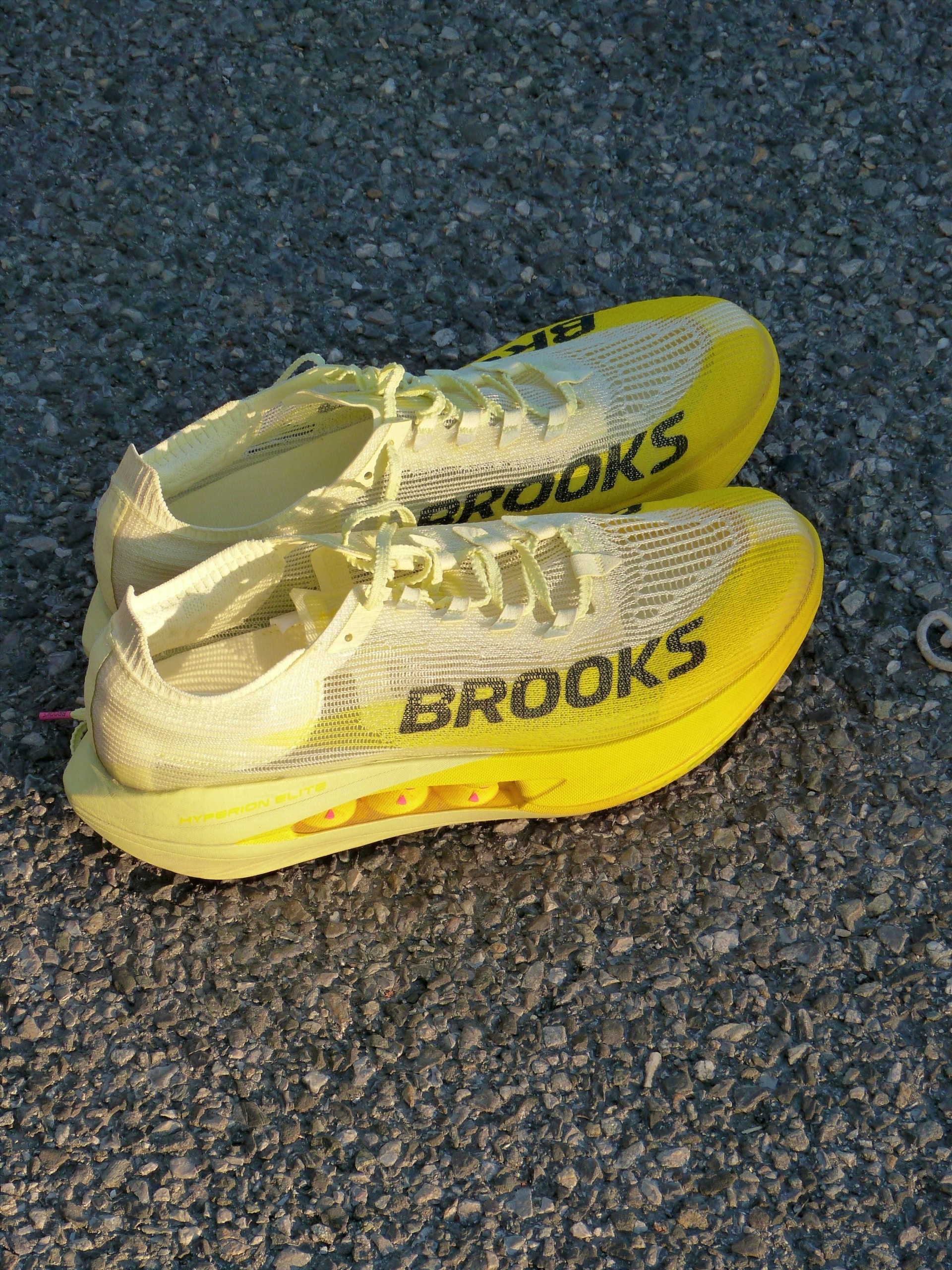 Test complet de la Brooks Hyperion Elite 5 après 100 km : plaque carbone, mousse DNA GOLD, performance en course et comparaison avec la concurrence.