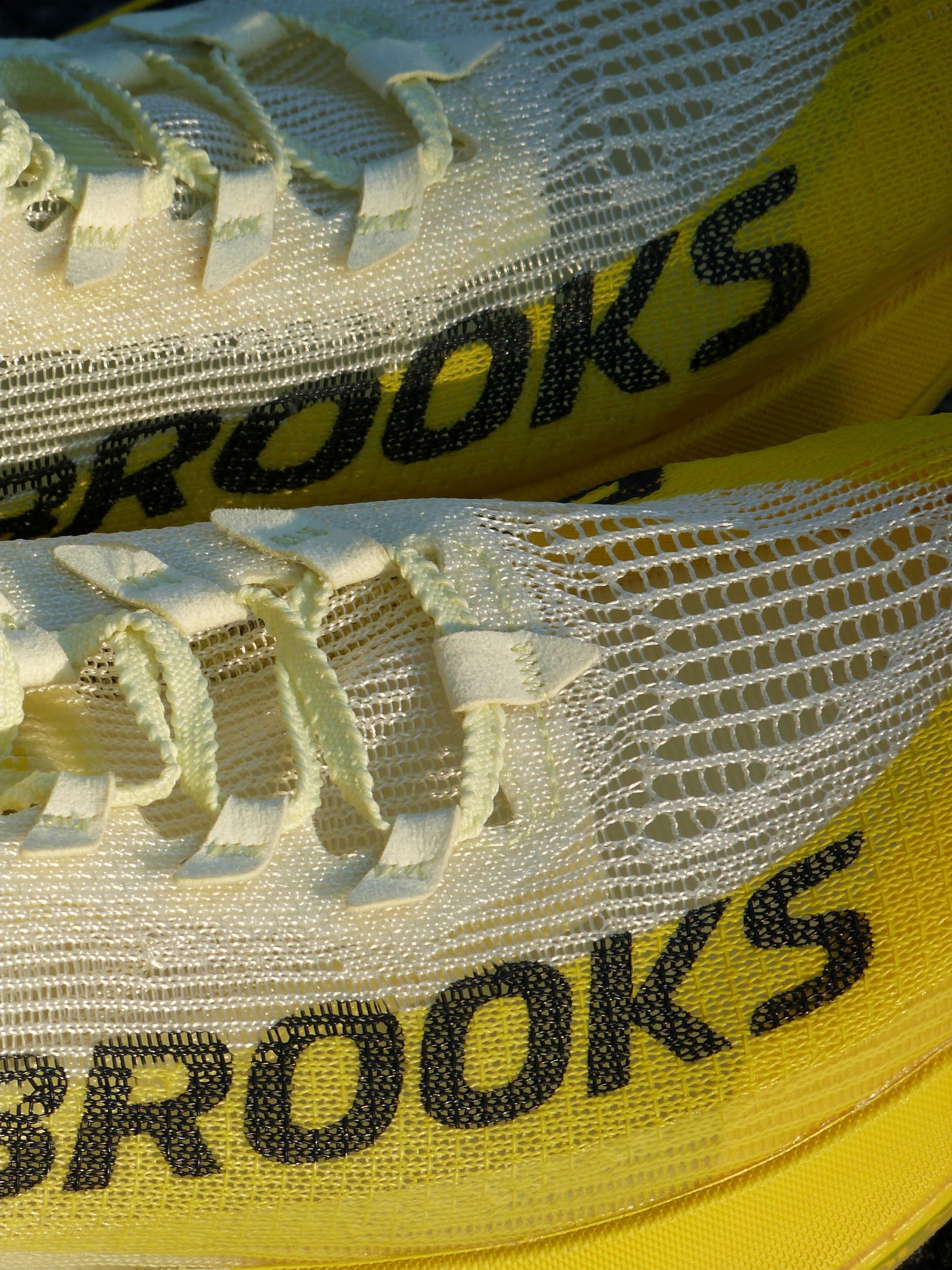 Test complet de la Brooks Hyperion Elite 5 après 100 km : plaque carbone, mousse DNA GOLD, performance en course et comparaison avec la concurrence.
