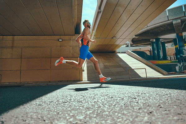 Brooks frappe fort avec la sortie de sa toute nouvelle Hyperion Elite 5. Présentée comme l’évolution directe de la très performante Hyperion Elite 4 PB, cette chaussure à plaque carbone se veut encore plus rapide, plus légère, et plus explosive. Conçue pour les marathons, semi-marathons et même sur du 5 km et 10 km, elle incarne le haut de gamme compétition de la marque américaine.
