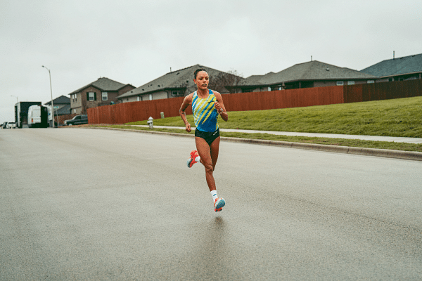 Brooks frappe fort avec la sortie de sa toute nouvelle Hyperion Elite 5. Présentée comme l’évolution directe de la très performante Hyperion Elite 4 PB, cette chaussure à plaque carbone se veut encore plus rapide, plus légère, et plus explosive. Conçue pour les marathons, semi-marathons et même sur du 5 km et 10 km, elle incarne le haut de gamme compétition de la marque américaine.