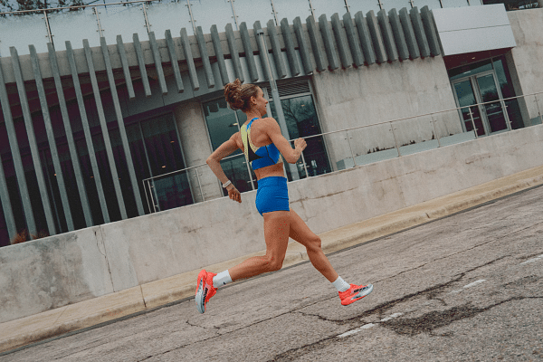 Brooks frappe fort avec la sortie de sa toute nouvelle Hyperion Elite 5. Présentée comme l’évolution directe de la très performante Hyperion Elite 4 PB, cette chaussure à plaque carbone se veut encore plus rapide, plus légère, et plus explosive. Conçue pour les marathons, semi-marathons et même sur du 5 km et 10 km, elle incarne le haut de gamme compétition de la marque américaine.