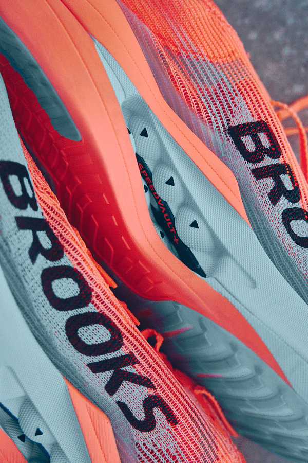 Brooks frappe fort avec l’arrivée de sa toute nouvelle Hyperion Elite 5. Présentée comme l’évolution directe de la très performante Hyperion Elite 4 PB, cette chaussure à plaque carbone se veut encore plus rapide, plus légère, et plus explosive. Conçue pour les marathons, semi-marathons et même sur du 5 km et 10 km, elle incarne le haut de gamme compétition de la marque américaine.