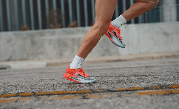 Brooks frappe fort avec la sortie de sa toute nouvelle Hyperion Elite 5. Présentée comme l’évolution directe de la très performante Hyperion Elite 4 PB, cette chaussure à plaque carbone se veut encore plus rapide, plus légère, et plus explosive. Conçue pour les marathons, semi-marathons et même sur du 5 km et 10 km, elle incarne le haut de gamme compétition de la marque américaine.