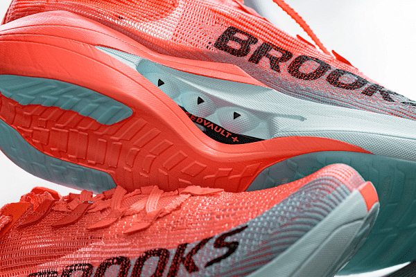 Brooks frappe fort avec l’arrivée de sa toute nouvelle Hyperion Elite 5. Présentée comme l’évolution directe de la très performante Hyperion Elite 4 PB, cette chaussure à plaque carbone se veut encore plus rapide, plus légère, et plus explosive. Conçue pour les marathons, semi-marathons et même sur du 5 km et 10 km, elle incarne le haut de gamme compétition de la marque américaine.