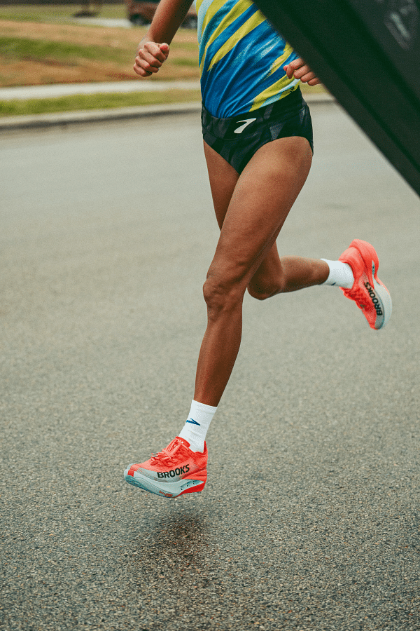Brooks frappe fort avec la sortie de sa toute nouvelle Hyperion Elite 5. Présentée comme l’évolution directe de la très performante Hyperion Elite 4 PB, cette chaussure à plaque carbone se veut encore plus rapide, plus légère, et plus explosive. Conçue pour les marathons, semi-marathons et même sur du 5 km et 10 km, elle incarne le haut de gamme compétition de la marque américaine.