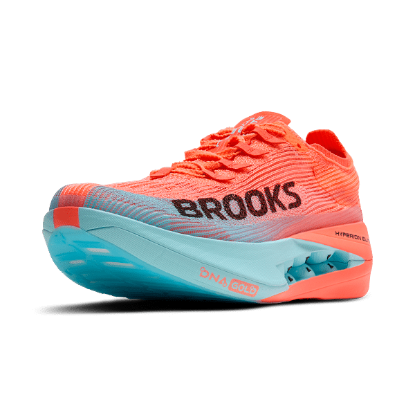 Brooks frappe fort avec l’arrivée de sa toute nouvelle Hyperion Elite 5. Présentée comme l’évolution directe de la très performante Hyperion Elite 4 PB, cette chaussure à plaque carbone se veut encore plus rapide, plus légère, et plus explosive. Conçue pour les marathons, semi-marathons et même sur du 5 km et 10 km, elle incarne le haut de gamme compétition de la marque américaine.