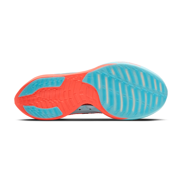 Brooks frappe fort avec l’arrivée de sa toute nouvelle Hyperion Elite 5. Présentée comme l’évolution directe de la très performante Hyperion Elite 4 PB, cette chaussure à plaque carbone se veut encore plus rapide, plus légère, et plus explosive. Conçue pour les marathons, semi-marathons et même sur du 5 km et 10 km, elle incarne le haut de gamme compétition de la marque américaine.