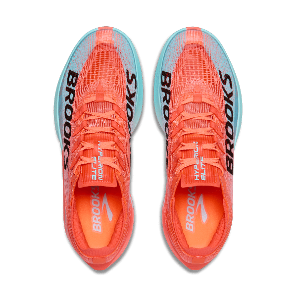 Brooks frappe fort avec l’arrivée de sa toute nouvelle Hyperion Elite 5. Présentée comme l’évolution directe de la très performante Hyperion Elite 4 PB, cette chaussure à plaque carbone se veut encore plus rapide, plus légère, et plus explosive. Conçue pour les marathons, semi-marathons et même sur du 5 km et 10 km, elle incarne le haut de gamme compétition de la marque américaine.