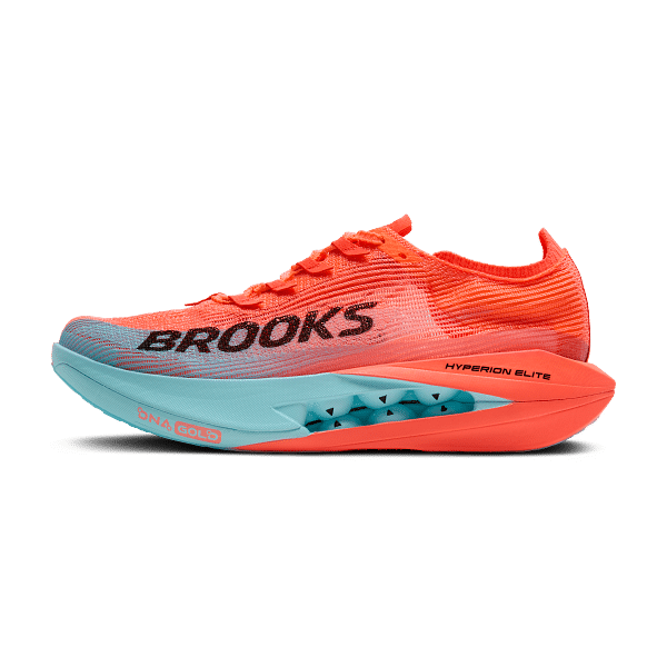 Brooks frappe fort avec l’arrivée de sa toute nouvelle Hyperion Elite 5. Présentée comme l’évolution directe de la très performante Hyperion Elite 4 PB, cette chaussure à plaque carbone se veut encore plus rapide, plus légère, et plus explosive. Conçue pour les marathons, semi-marathons et même sur du 5 km et 10 km, elle incarne le haut de gamme compétition de la marque américaine.