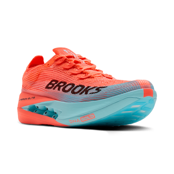 Brooks frappe fort avec l’arrivée de sa toute nouvelle Hyperion Elite 5. Présentée comme l’évolution directe de la très performante Hyperion Elite 4 PB, cette chaussure à plaque carbone se veut encore plus rapide, plus légère, et plus explosive. Conçue pour les marathons, semi-marathons et même sur du 5 km et 10 km, elle incarne le haut de gamme compétition de la marque américaine.