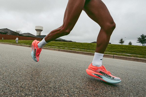Brooks frappe fort avec la sortie de sa toute nouvelle Hyperion Elite 5. Présentée comme l’évolution directe de la très performante Hyperion Elite 4 PB, cette chaussure à plaque carbone se veut encore plus rapide, plus légère, et plus explosive. Conçue pour les marathons, semi-marathons et même sur du 5 km et 10 km, elle incarne le haut de gamme compétition de la marque américaine.