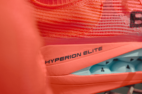 Brooks frappe fort avec l’arrivée de sa toute nouvelle Hyperion Elite 5. Présentée comme l’évolution directe de la très performante Hyperion Elite 4 PB, cette chaussure à plaque carbone se veut encore plus rapide, plus légère, et plus explosive. Conçue pour les marathons, semi-marathons et même sur du 5 km et 10 km, elle incarne le haut de gamme compétition de la marque américaine.